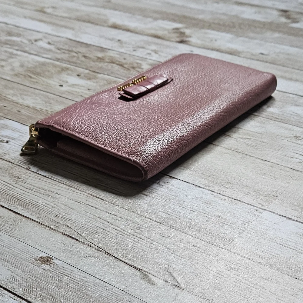 Miu Miu Pink Wallet with Elegant Zip Closure